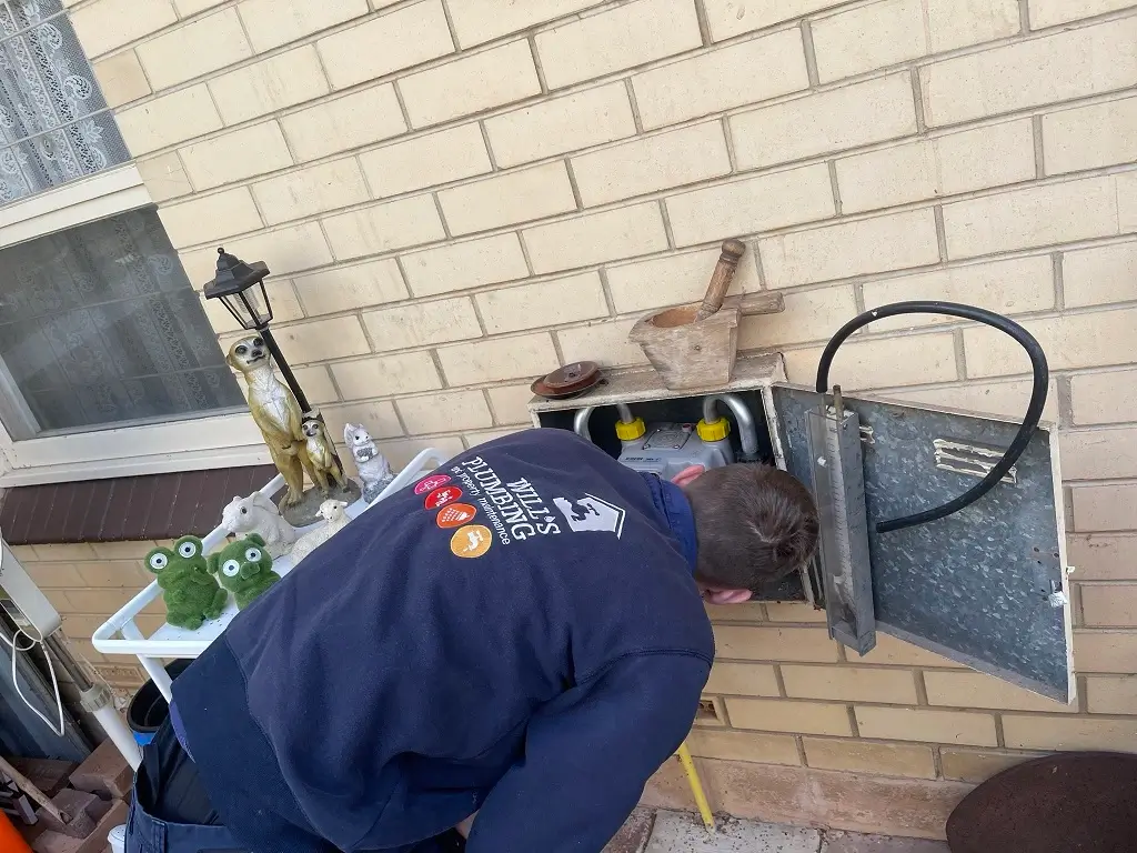 wills-plumbing-gas-fitter-testing-for-gas-leaks-near-gas-meter